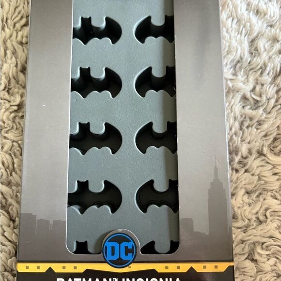 DC Batman Insignia Ice Cube Tray - Picture 1 of 2